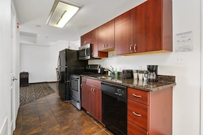 Suite Deluxe, 2 chambres, cuisine, vue ville | Cuisine privée | Grand réfrigérateur, micro-ondes, plaque de cuisson