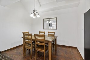 Suíte luxo, 2 quartos, cozinha, vista para a cidade | Opções para refeição no quarto