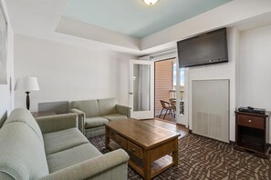 Suite Deluxe, 2 habitaciones, cocina, vistas a la ciudad | Zona de estar | Televisión de pantalla plana de 32 pulgadas con canales por cable