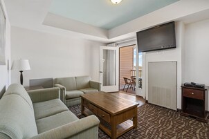 Suite Deluxe, 2 habitaciones, cocina, vistas a la ciudad | Zona de estar | Televisión de pantalla plana de 32 pulgadas con canales por cable