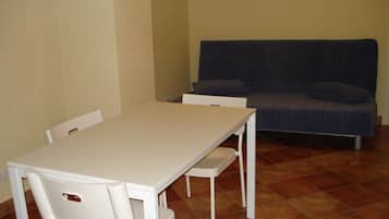 Comfort-Doppel- oder -Zweibettzimmer, 1 Schlafzimmer | Wohnbereich | Flachbildfernseher