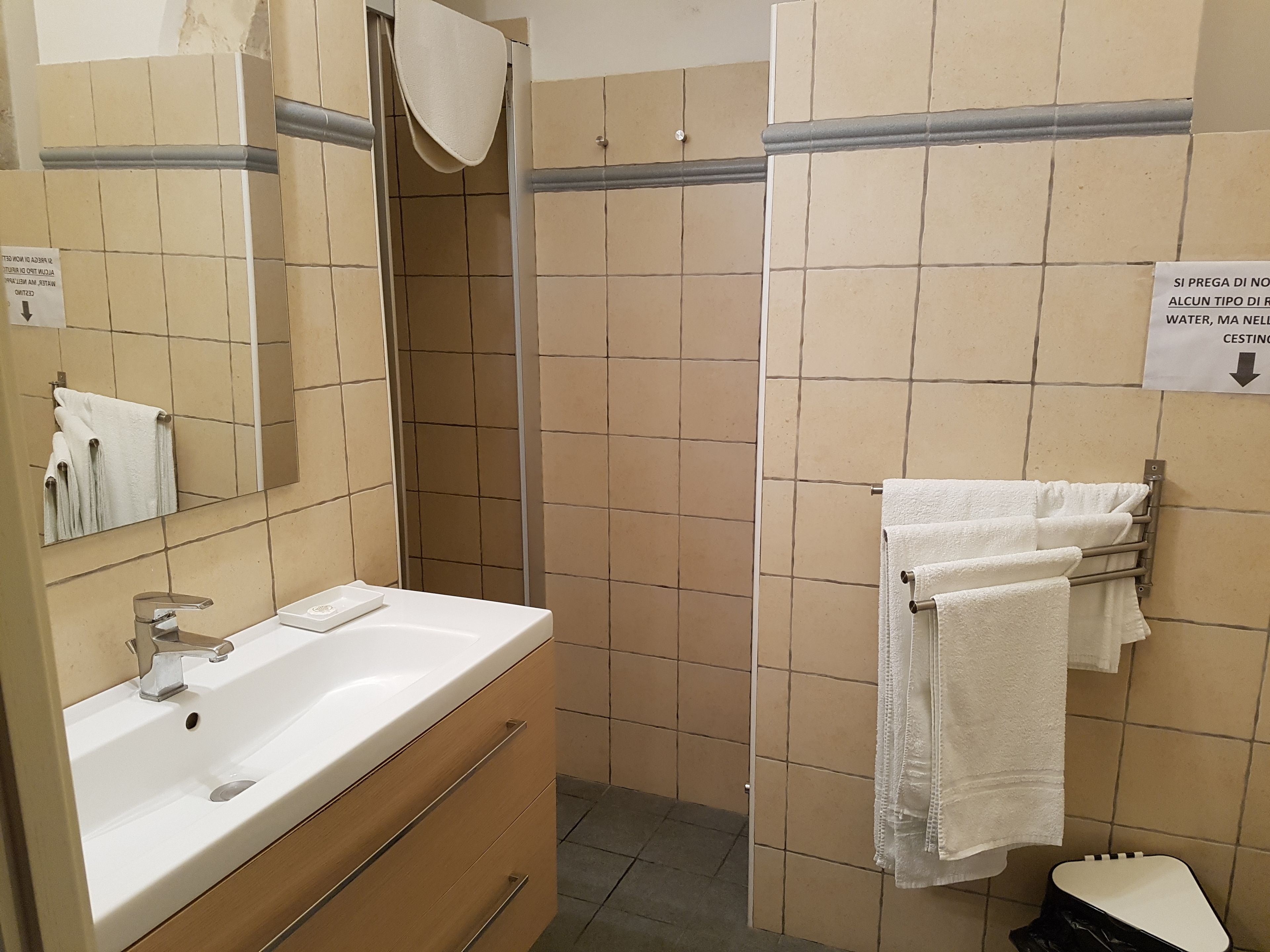 Habitación Confort con 1 cama matrimonial o 2 individuales, 1 habitación | Baño | Regadera, amenidades de baño gratuitas, secadora de cabello, bidet 