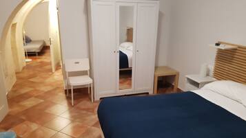 Minibar, escritorio, cortinas blackout y camas plegables/adicionales