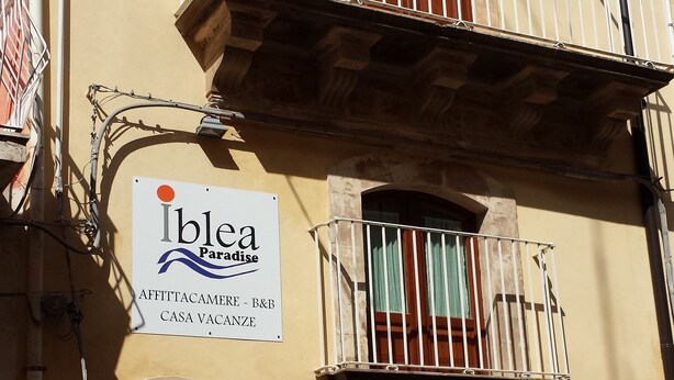 A two-story building with a sign indicating it is a vacant house. - Iblea Paradise (Ragusa)