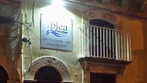 A building with a sign reading "iblea Paradise" and "AFFITACAMERE - B&B CASA VACANZE". - Iblea Paradise (Ragusa)