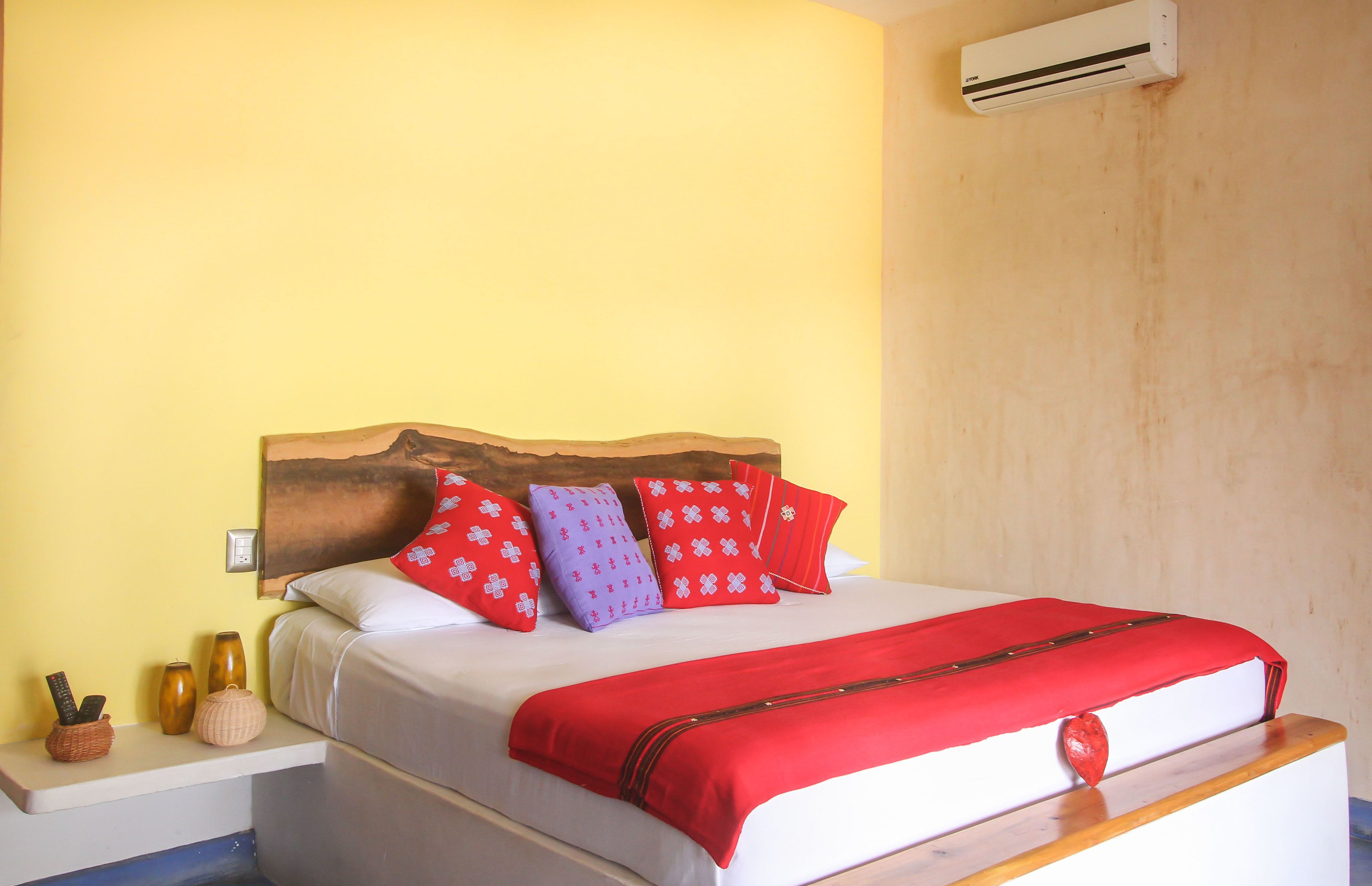 Minibar, caja de seguridad en la habitación, wifi gratis y ropa de cama 