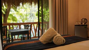 Room with One Double Bed with Garden View Balcony and Private Bathroom | Minibar, caja de seguridad en la habitación, wifi gratis y ropa de cama