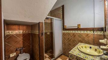 Cabaña, 3 habitaciones, chimenea | Baño | Regadera, secadora de cabello, toallas