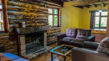 Cabaña, 3 habitaciones, chimenea | Área de sala de estar | Televisión de plasma y chimenea