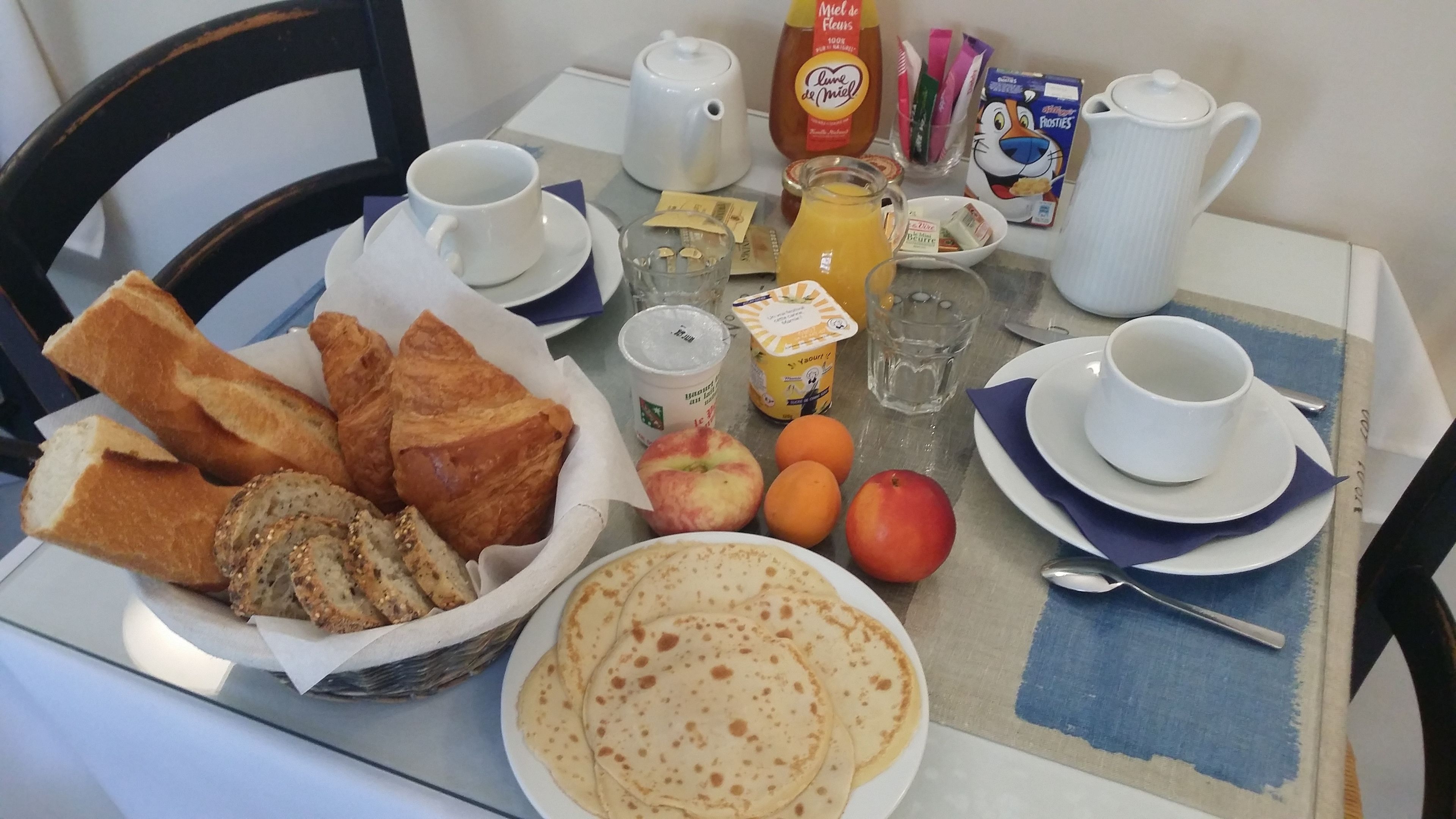 daily continental breakfast (eur 12 per person)