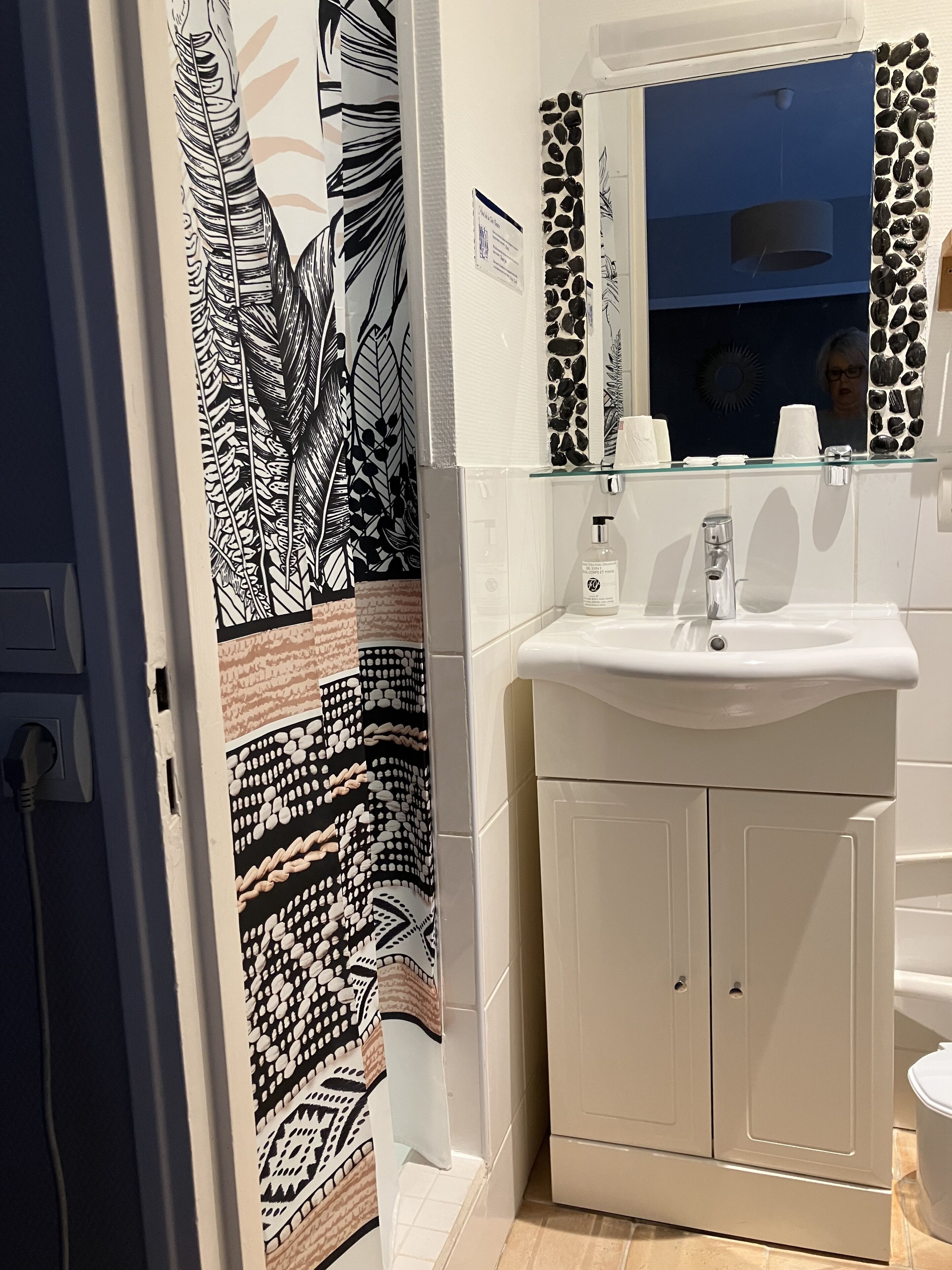 standard double room | bathroom | free toiletries, hair dryer, towels