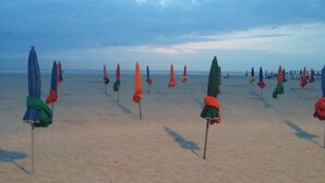 A beach with rows of beach umbrellas. - Hôtel de la Côte Fleurie (Deauville)