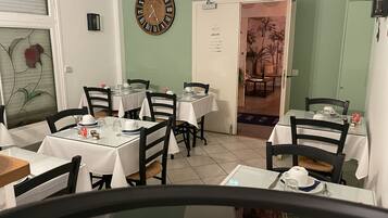 Petit déjeuner continental (12 EUR par personne)