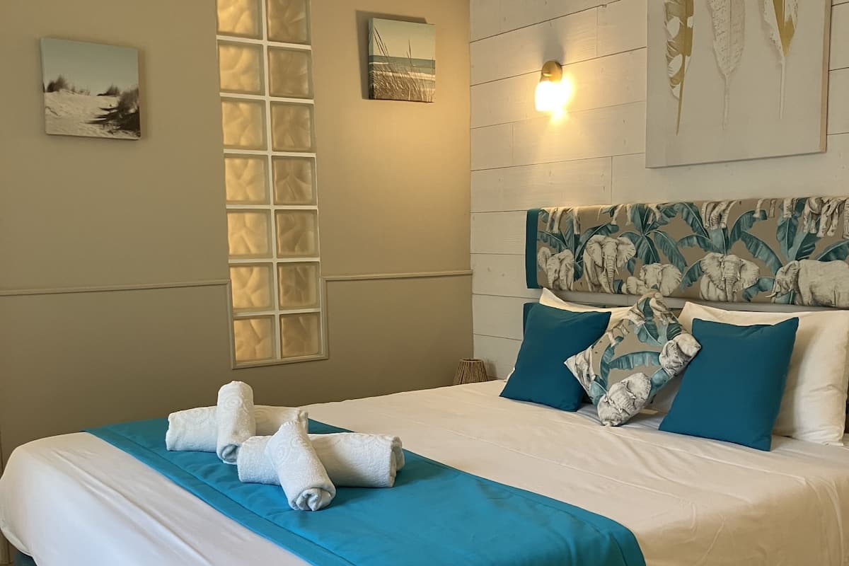Superior-Doppelzimmer, Terrasse (Triple) | Individuell dekoriert, individuell eingerichtet, Schreibtisch