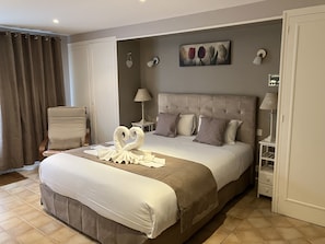 客室ごとに異なる装飾、客室ごとに異なるインテリア、デスク、遮光カーテン