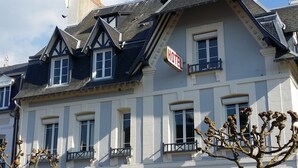 A two-story building with a sign indicating it is a hotel. - Hôtel de la Côte Fleurie (Deauville)