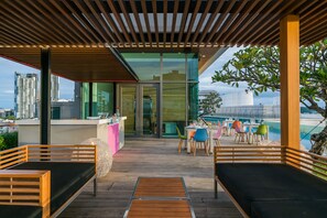 Outdoor pool - Seven Zea Chic Hotel (Pattaya)