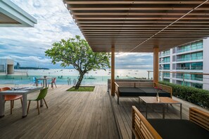 Outdoor pool - Seven Zea Chic Hotel (Pattaya)