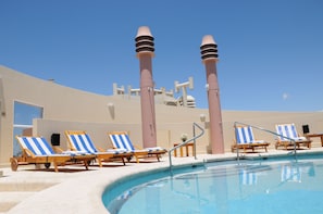 Outdoor pool, pool loungers - InterTower Hotel (Santa Fe)