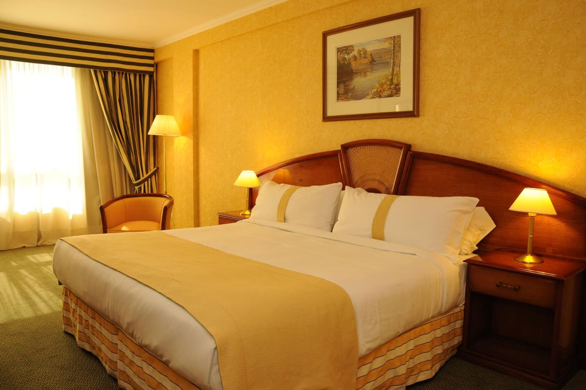 1 bedroom, Egyptian cotton sheets, premium bedding, down comforters