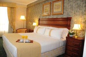 1 bedroom, Egyptian cotton sheets, premium bedding, down comforters - InterTower Hotel (Santa Fe)