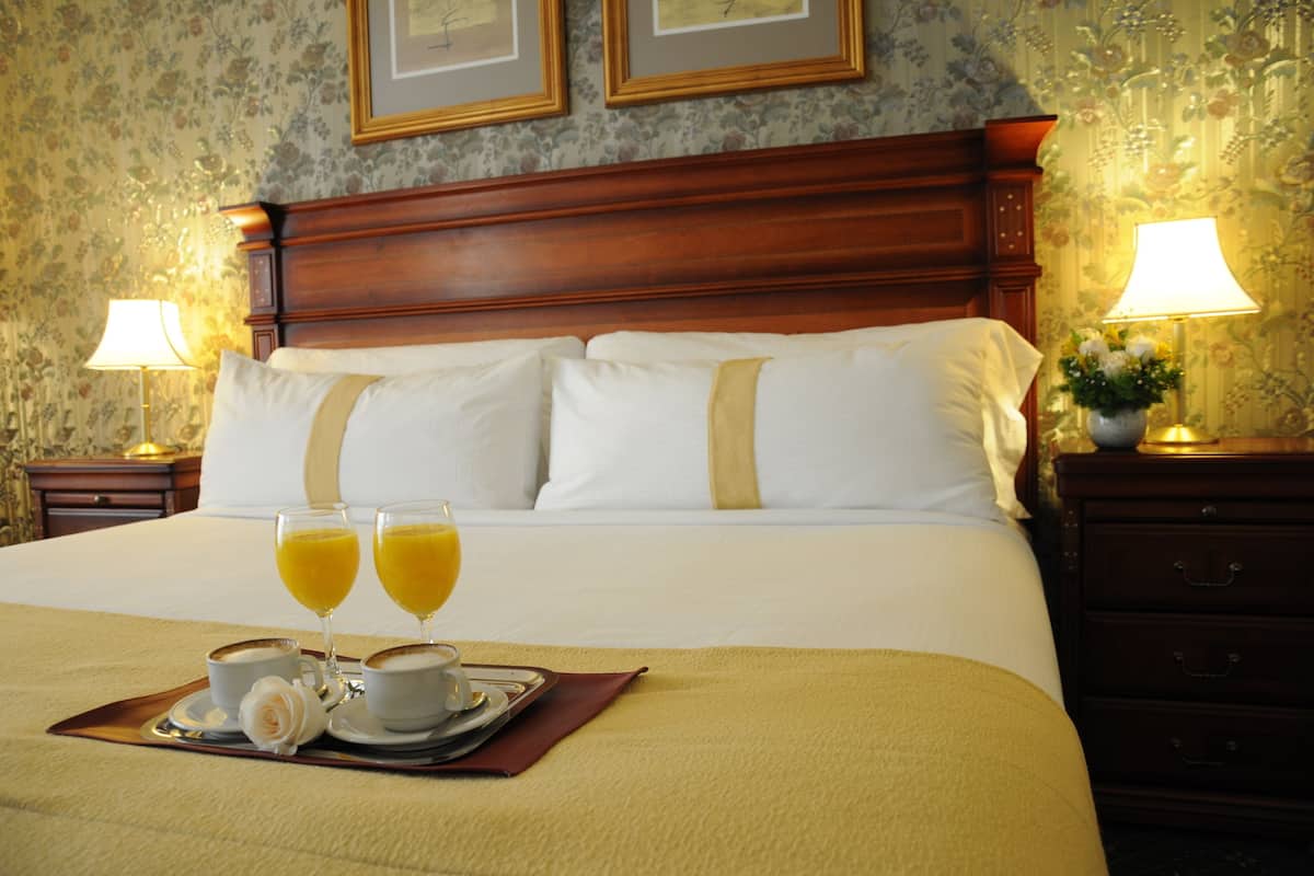 1 bedroom, Egyptian cotton sheets, premium bedding, down comforters