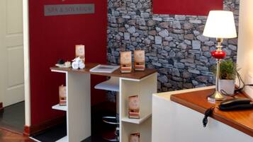 Een sauna, lichaamsbehandelingen, modderbaden, aromatherapie