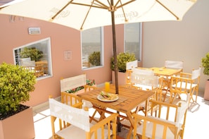 Breakfast, lunch, dinner served; international cuisine - InterTower Hotel (Santa Fe)