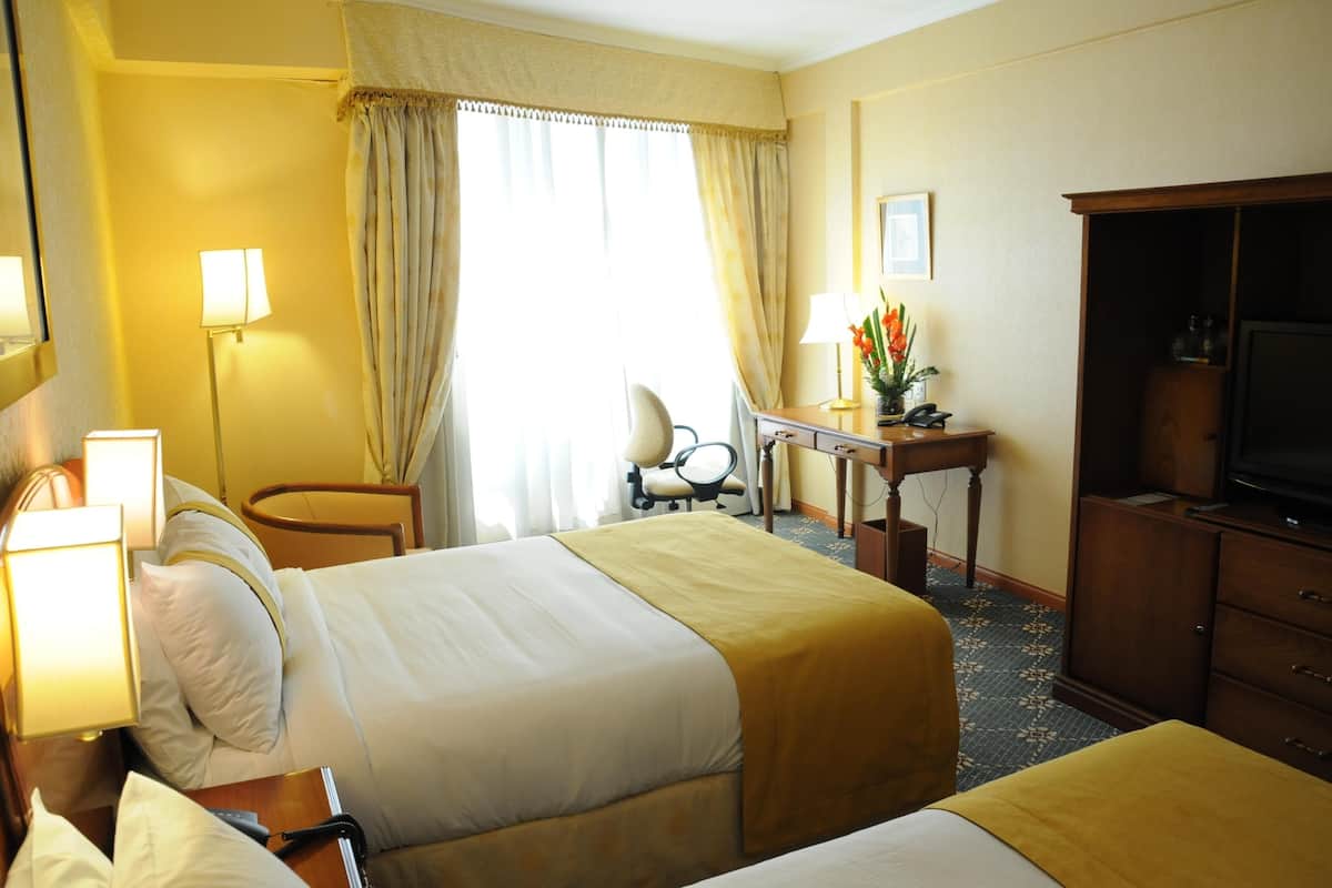 1 bedroom, Egyptian cotton sheets, premium bedding, down comforters