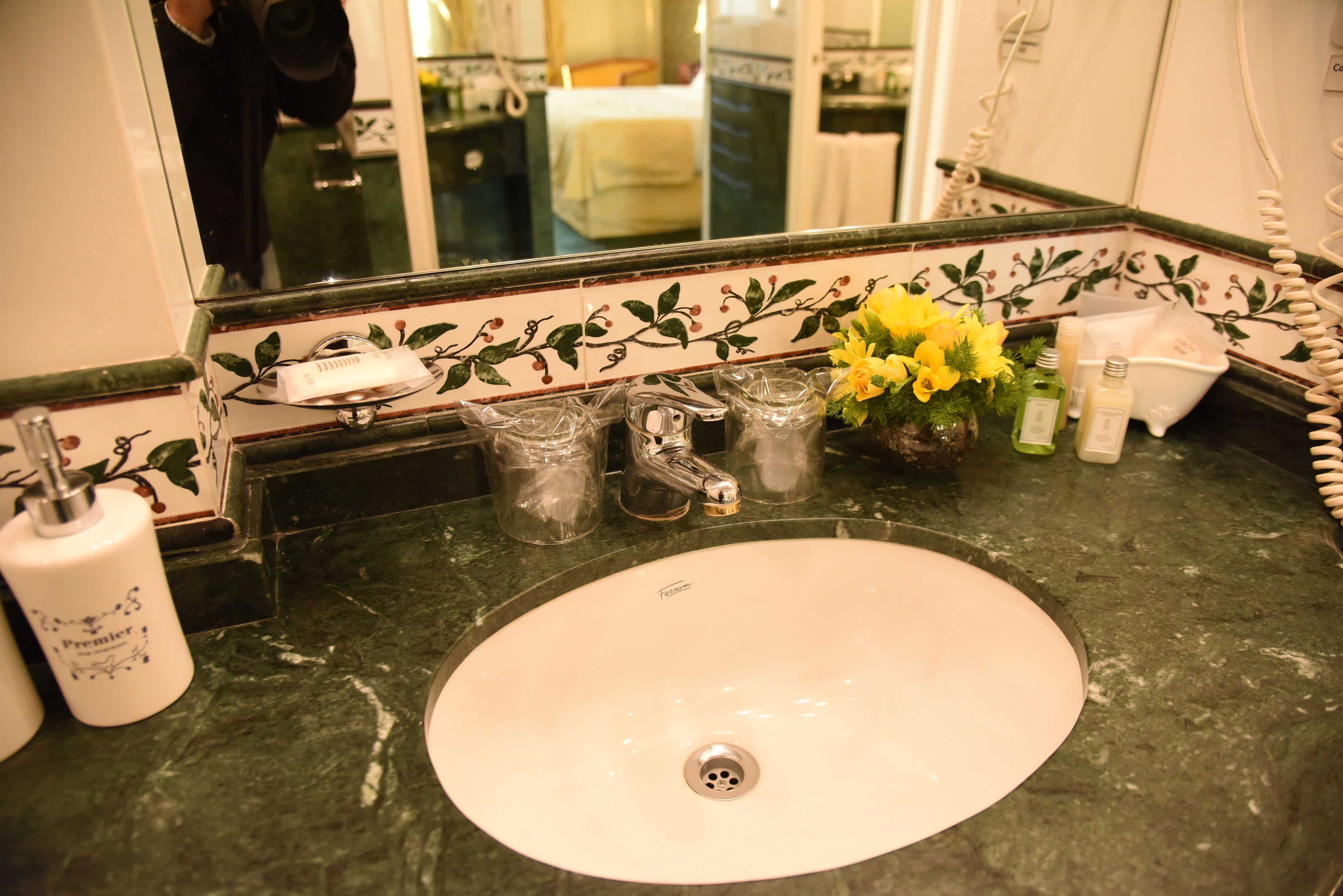 combined shower/bathtub, rainfall showerhead, free toiletries