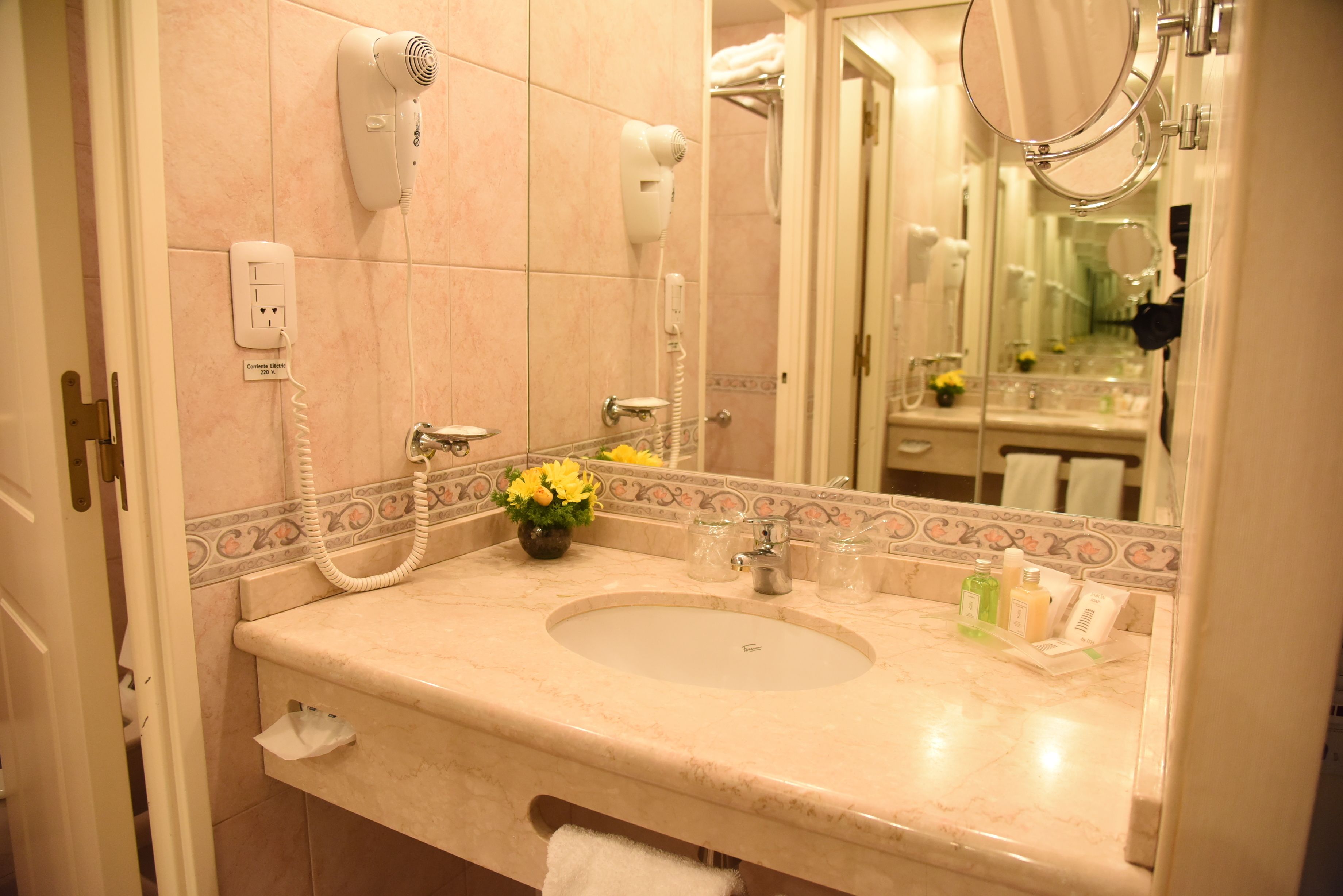 panoramic single room | bathroom | combined shower/bathtub, rainfall showerhead, free toiletries