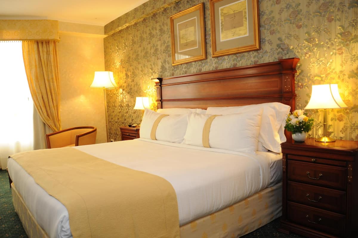 1 bedroom, Egyptian cotton sheets, premium bedding, down comforters