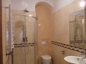 Classic Twin Room | Bathroom | Shower, free toiletries, hair dryer