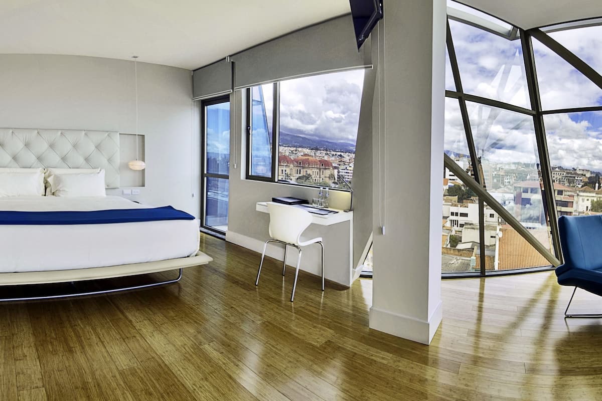 egyptian cotton sheets, premium bedding, in-room safe, desk