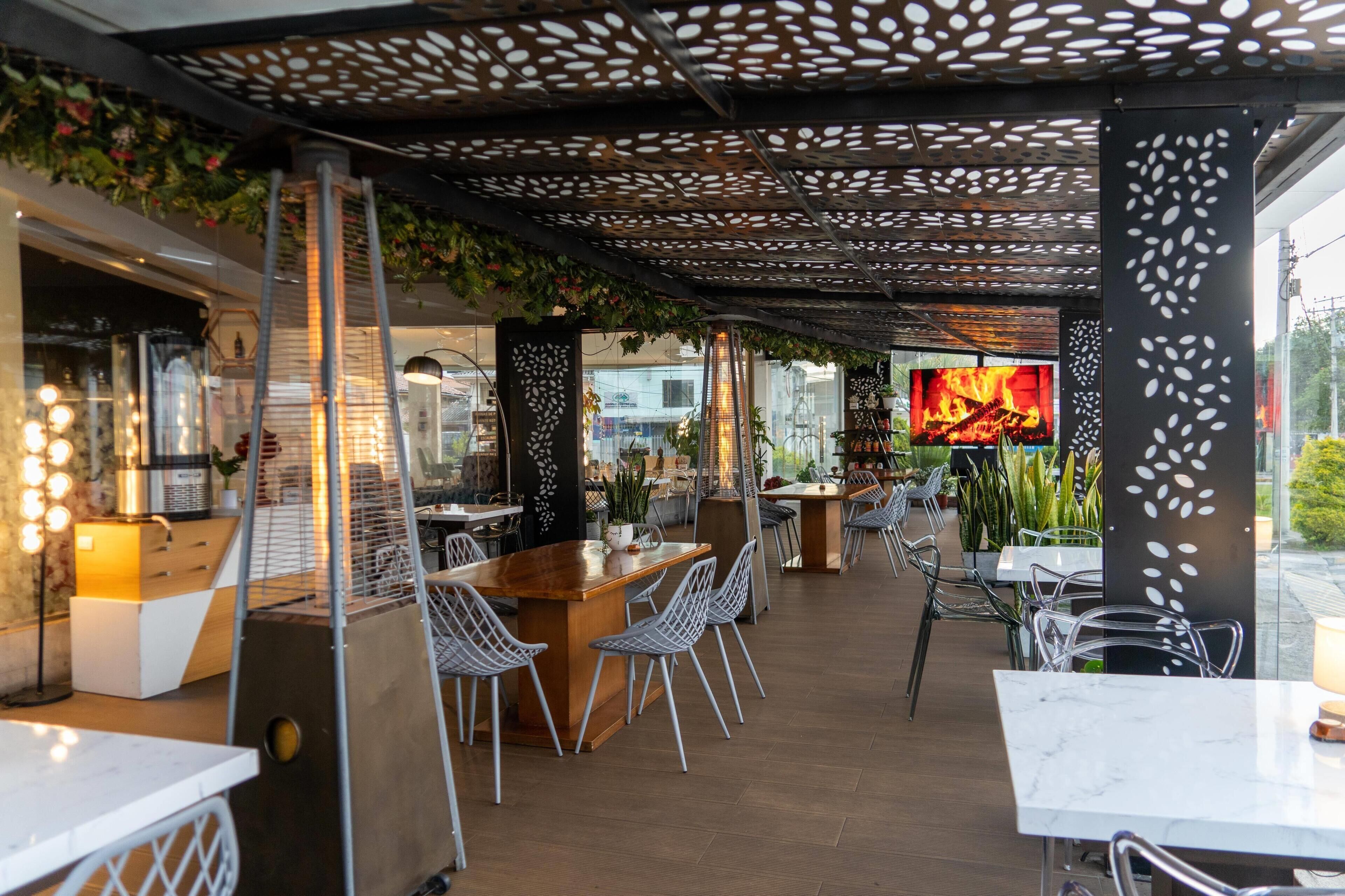 S&#x27;hi serveixen plats de cuina de fusió 