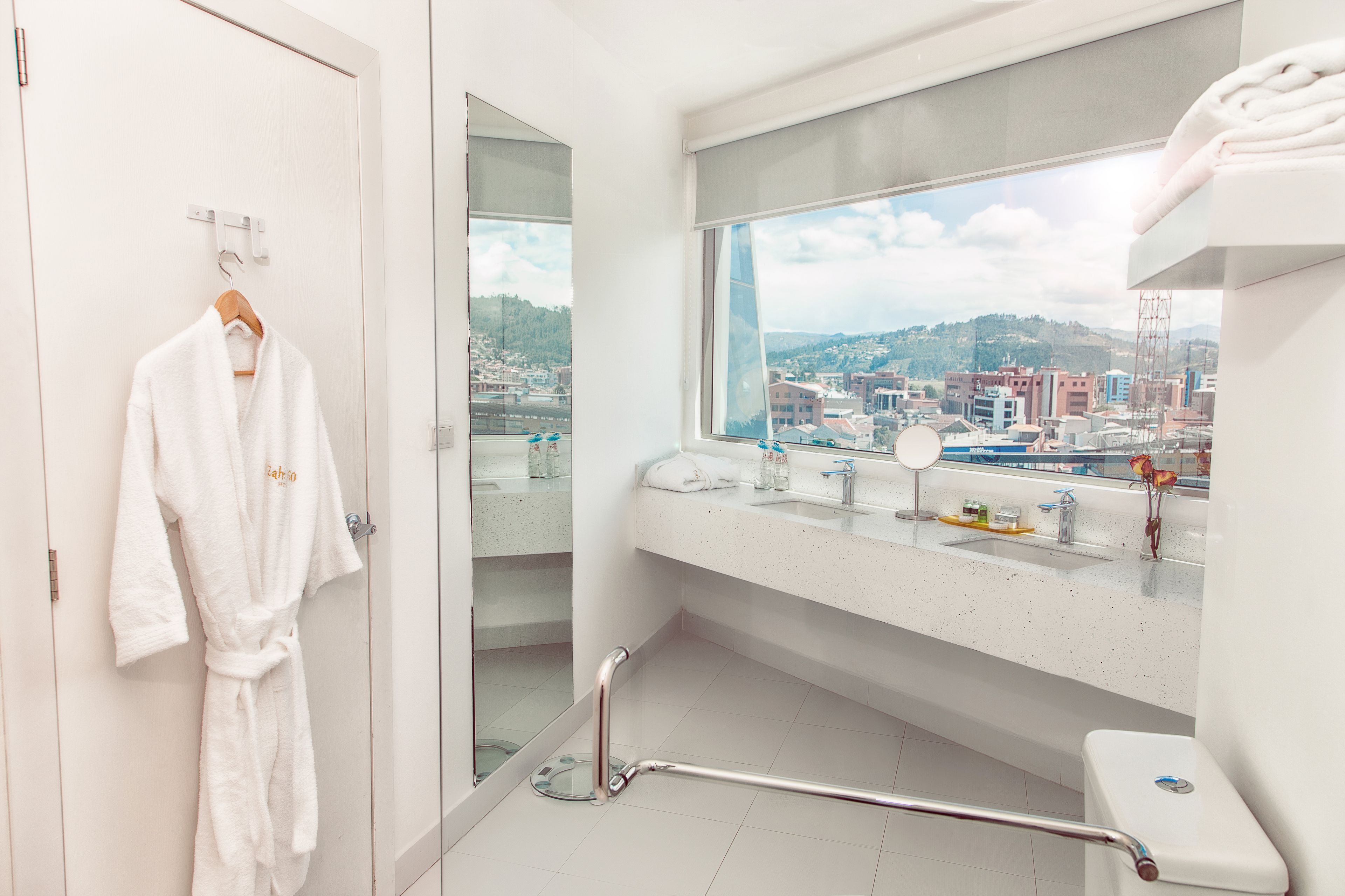 egyptian cotton sheets, premium bedding, in-room safe, desk