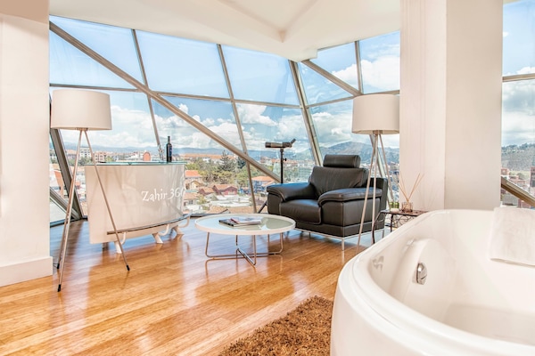 Egyptian cotton sheets, premium bedding, in-room safe, desk