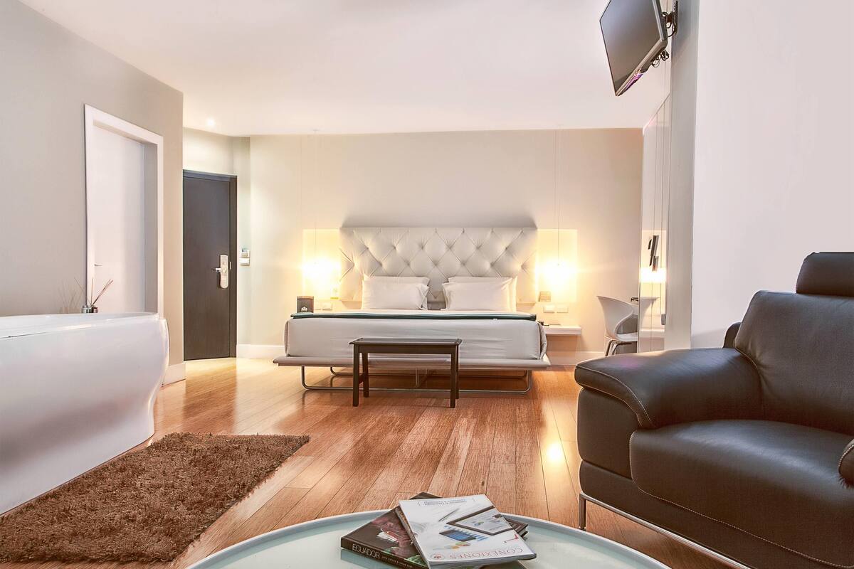 presidential suite, 1 king bed, non smoking | egyptian cotton sheets, premium bedding, in-room safe, desk