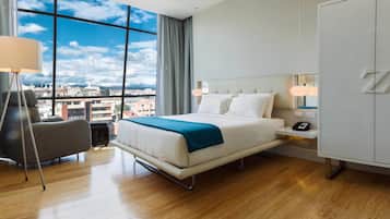 Deluxe Room, 1 Queen Bed, Non Smoking | Egyptian cotton sheets, premium bedding, in-room safe, desk