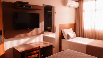 Minibar, una scrivania, tende oscuranti, Wi-Fi gratuito