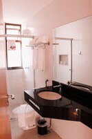 Ducha, artículos de tocador gratuitos, secador de pelo, toallas