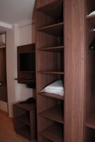 Minibar, escritorio, cortinas blackout y wifi gratis 