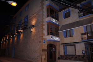 Vista frontal de la propiedad por la tarde o noche