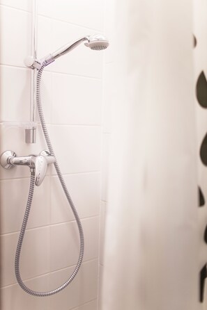Shared Dormitory (1bed, 6 people dorm) | Bathroom | Combined shower/tub, towels - Hostel Flamingo Lodz (Lodz)