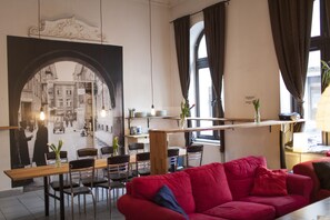 Lobby sitting area - Hostel Flamingo Lodz (Lodz)