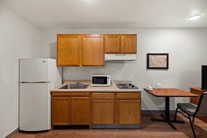 Full-sized fridge, microwave, stovetop