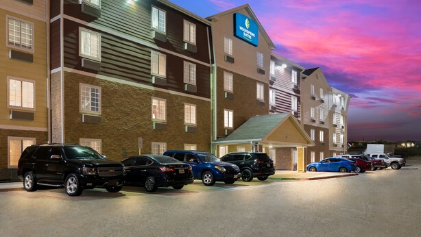 Ein mehrstöckiges Hotel mit Parkplatz.