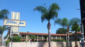 Um motel com uma placa anunciando tarifas baixas.