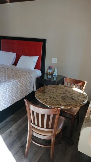 Desk, soundproofing, iron/ironing board, free WiFi - Santa Ana Travel Inn (Santa Ana)