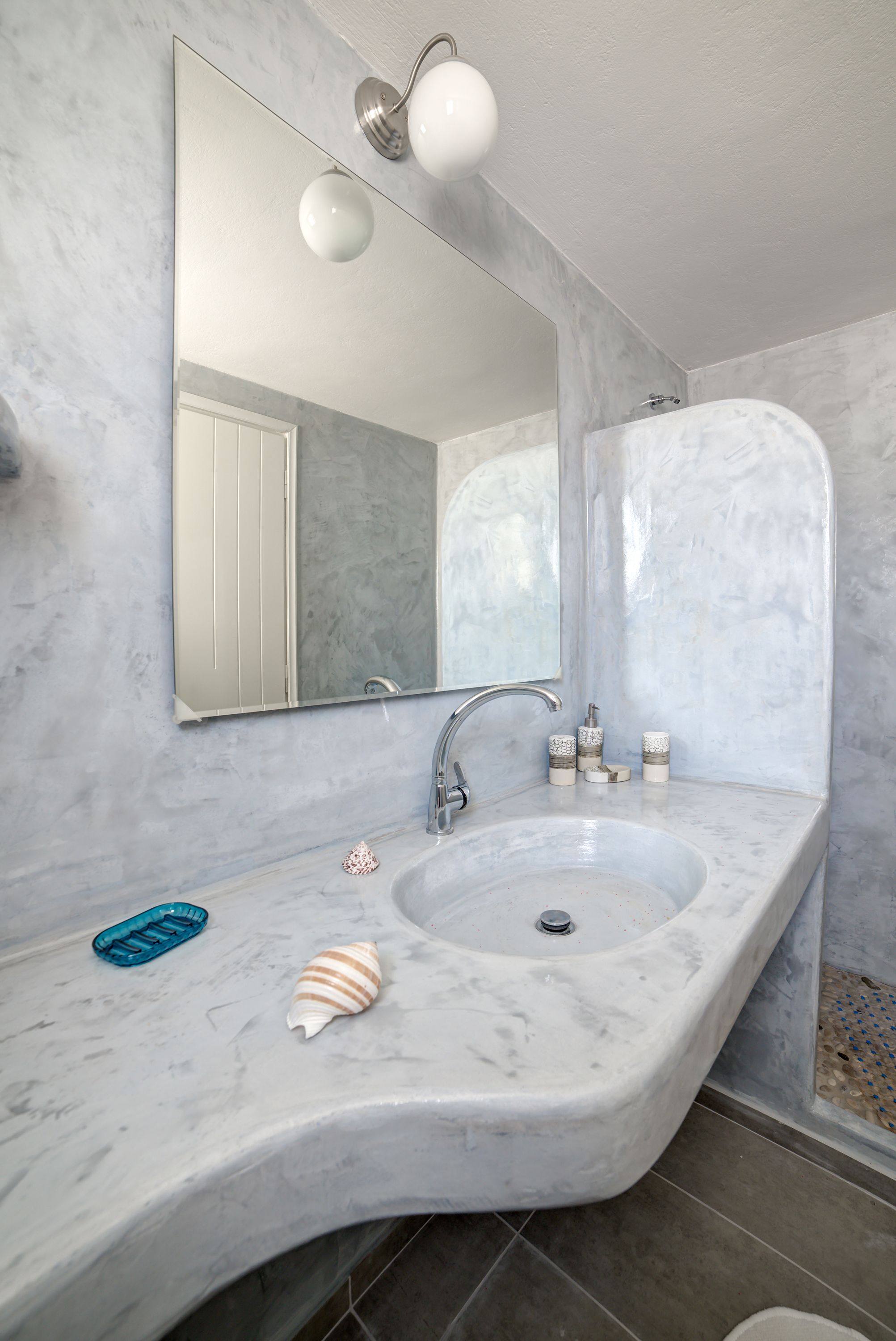 free toiletries, towels